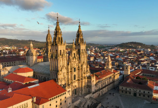 Luchtfoto van de iconische kathedraal van Santiago de Compostela in het historische hart van Galicië, Spanje.