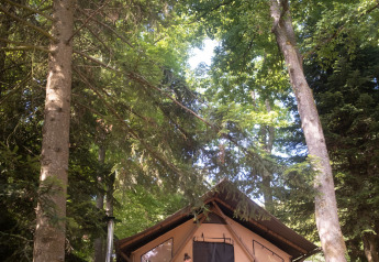 Safari-Zelt Trappeur bei Huttopia Caminos de Galicia, Spanien, eingebettet in einen schattigen Wald