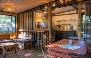 Gezellige glamping-accommodatie in Arizona met houten meubels, keukentje en sfeervolle verlichting.