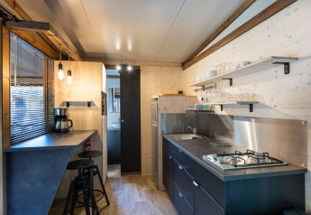 Moderne køkken og spiseområde i en Arizona safari-teltlejr hos Huttopia Caminos de Galicia, Spanien.