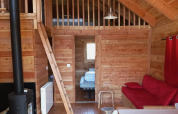 Indvendig udsigt over Montana Chalet Vista på Huttopia Barcelona Pirineos i Spanien med træindretning.