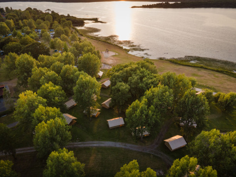 Luchtfoto van Huttopia Lac d'Aureilhan - Mimizan, een vakantiepark aan het meer in Nouvelle-Aquitaine, Frankrijk.