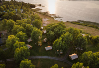 Vista aérea del parque vacacional Huttopia Lac d'Aureilhan - Mimizan junto al lago en Nouvelle-Aquitaine, Francia.