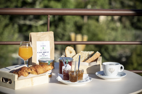 Ontbijt met croissants, brood, jam, koffie en sinaasappelsap bij Huttopia Lac d'Aureilhan, Frankrijk.