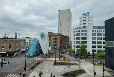 Paysage urbain avec architecture moderne, bâtiment Philips et rues animées près de Someren, Brabant-Septentrional.
