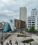 Stadsbeeld met moderne architectuur, het Philips-gebouw en drukke straten nabij Someren, Noord-Brabant.