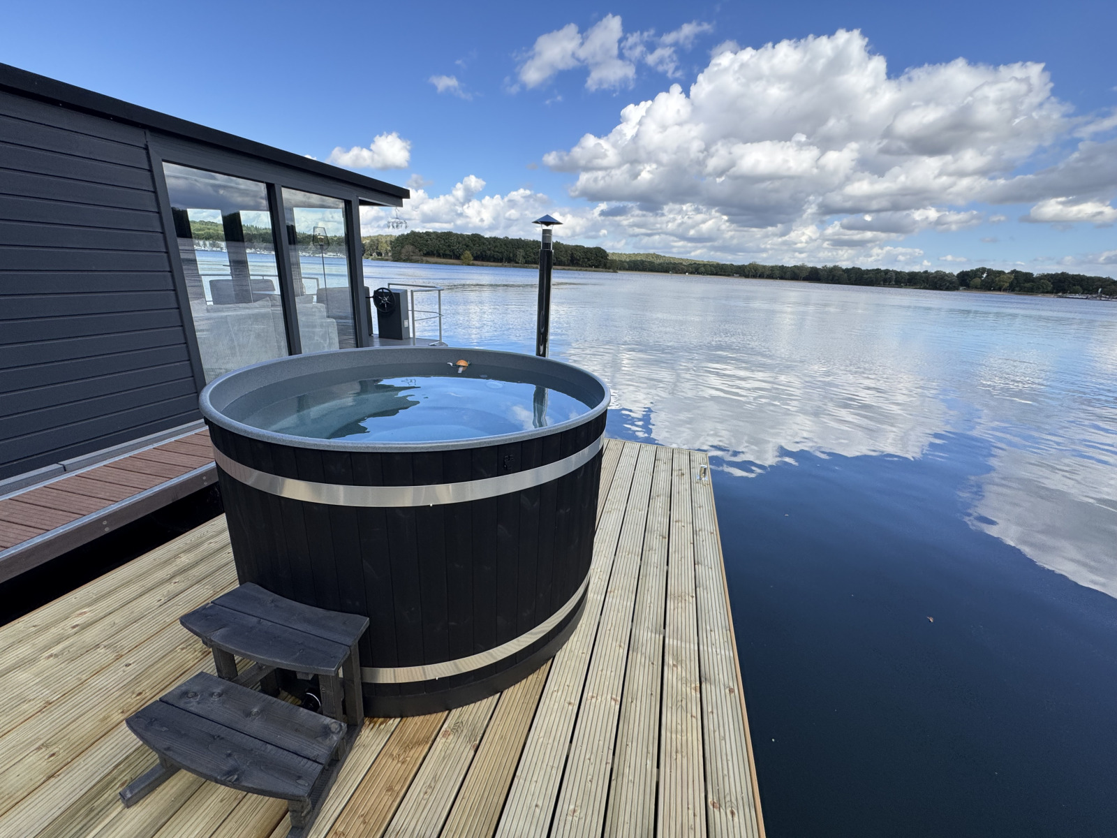 Houseboat Marina Mookerplas (met Hottub)