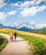 Paar spaziert auf einem Kiesweg vor Berglandschaft nahe Guardiola de Berguedà, Barcelona, Katalonien, Spanien.