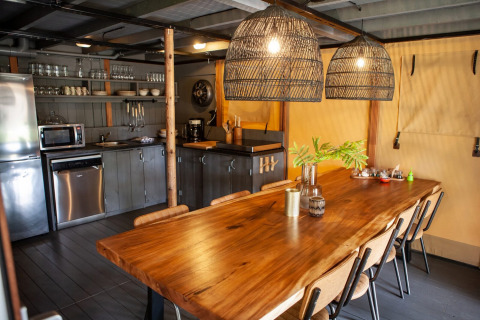 Gezellige eethoek en moderne open keuken in een lodge op vakantiepark Sandberghe, Noord-Brabant, Nederland.