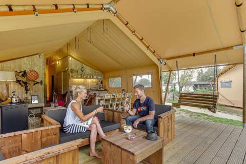 Huéspedes en el brindis de la tienda safari - Sandberghe - Uden, Gelderland, Países Bajos