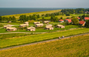 Vista aerea del parco vacanze IJsselhof in Olanda Settentrionale con bungalow e vista sul mare.