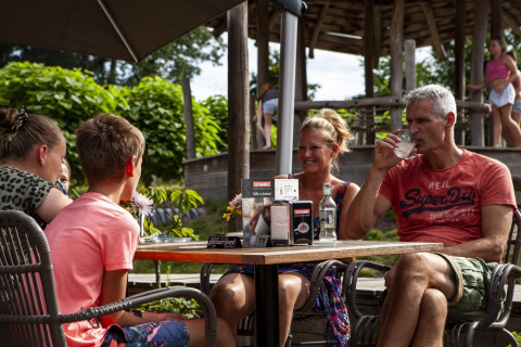 Hôtes sur la terrasse de restauration - Sandberghe - Uden, Gelderland, Pays-Bas