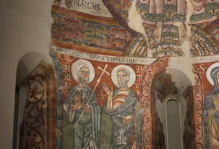 Peinture murale de saints dans une église près de Prado, Lalín, Galice, Espagne, avec des reliques et inscriptions.