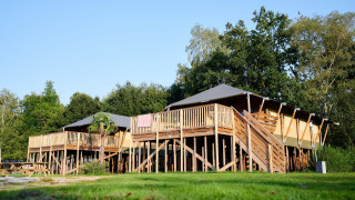 Safari Boomhut mit Sanitäranlagen auf Camping Goorzicht, Niederlande, auf Stelzen im Grünen erbaut.