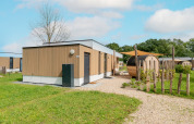 Udendørs billede af Water lodge 6 Deluxe med sauna og spabad på Hofparken Wiltershaar i Holland.