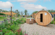 Wellnessbereich im Freien mit Sauna und Whirlpool bei Parklodge 4 met hondenhek im Hofparken Wiltershaar.