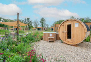 Buitenwellness met sauna en hottub bij Parklodge 4 met hondenhek in Hofparken Wiltershaar, Nederland.