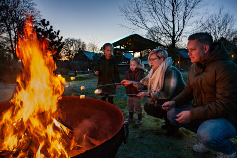 Famille avec des guimauves près d'un bol de feu - Sandberghe - Uden, Gelderland, Pays-Bas