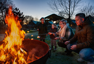 Familia con malvaviscos junto a un cuenco de fuego - Sandberghe - Uden, Gelderland, Países Bajos