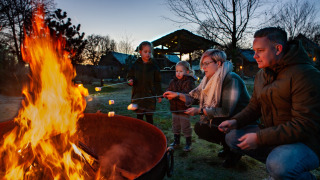Familia con malvaviscos junto a un cuenco de fuego - Sandberghe - Uden, Gelderland, Países Bajos