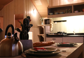 Cucina accogliente in tenda safari al Camping Goorzicht, tavola apparecchiata e bollitore, Olanda.