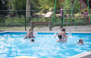 Kinderen in buitenzwembad - Sandberghe - Uden, Gelderland, Nederland