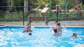 Niños en piscina exterior - Sandberghe - Uden, Güeldres, Países Bajos