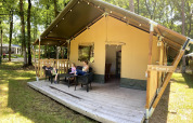 Familie entspannt sich auf der Veranda eines Safarizelts im Vakantiepark Bonte Vlucht in den Niederlanden.