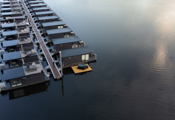 Woonboten aan de steiger bij Marina Mookerplas, Nederland, één met hottub op een vlot.