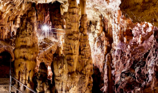 Estalactitas y estalagmitas en una cueva iluminada cerca de Krk, Condado de Primorje-Gorski Kotar, Croacia.