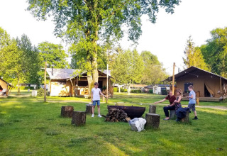 Veld met safaritenten _ kampvuur in vuurschaal - Sandberghe - Uden, Gelderland, Nederland