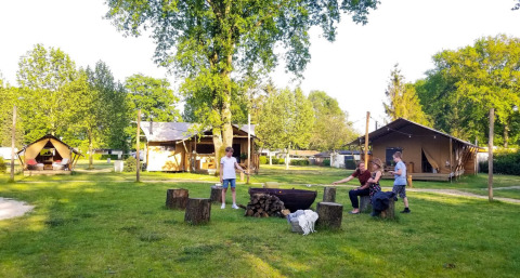 Veld met safaritenten _ kampvuur in vuurschaal - Sandberghe - Uden, Gelderland, Nederland
