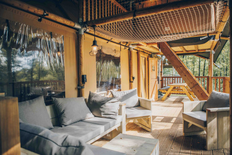 Gemütliche Veranda mit Sitzmöbeln und Netz an einem Safarizelt in Wilsumer Berge, Deutschland.