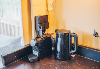 Kaffemaskine og elkedel på køkkenbordet inde i Safari-teltet på Wilsumer Berge, Tyskland.