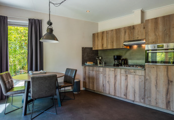 Moderne Küchen- und Essecke in der Wellness Lodge im Vakantiepark De Wiltzangh in den Niederlanden.