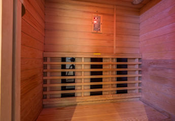 Indvendigt billede af en sauna med træpaneler og digital kontrol, Wellness Lodge, De Wiltzangh, Holland.