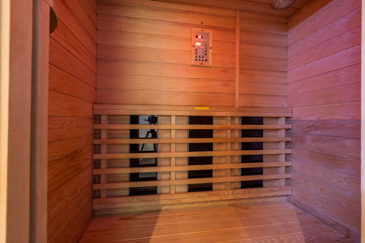 Innenansicht einer Sauna mit Holzverkleidung und digitaler Steuerung, Wellness Lodge, De Wiltzangh, Niederlande.