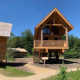 Træhus kaldet Heydehuis + Jacuzzi ved Sandberghe i Holland på en solrig dag med blå himmel.