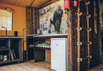 Safari-teltkøkken ved Wilsumer Berge i Tyskland, med bambusdekor og gorilla-billede på væggen.