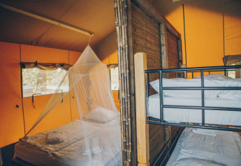 Indvendigt billede af teltet Safari tent ved Wilsumer Berge i Tyskland med enkeltsenge og myggenet.