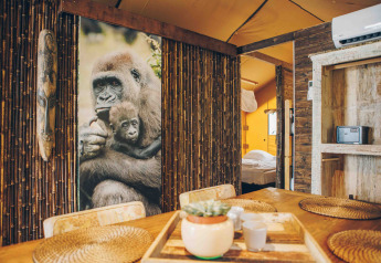 Indretning af safaritelt på Wilsumer Berge i Tyskland med gorillabillede og naturinspireret interiør.