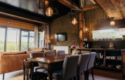 Acogedora sala y comedor en Juttershut, Duynpark Het Zwanenwater, Países Bajos, con decoración rústica.