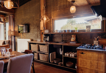 Cucina accogliente nel lodge Juttershut al Duynpark Het Zwanenwater, Paesi Bassi, con interni in legno.