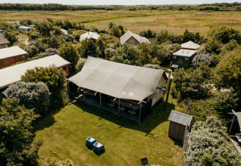 Aerial view of the Wood Lodge safari tent at Duynpark Het Zwanenwater in the Netherlands, surrounded by nature.