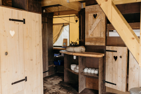 Intérieur rustique d'une cuisine dans la tente safari Beach Lodge à Duynpark Het Zwanenwater, Pays-Bas.