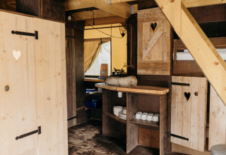 Interior rústico de cocina en una tienda safari Beach Lodge en Duynpark Het Zwanenwater, Países Bajos.