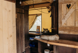 Espacio de cocina rústica en una tienda safari Beach Lodge en Duynpark Het Zwanenwater, Países Bajos.