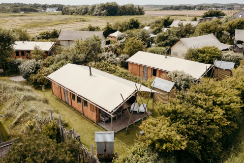 Luchtfoto van safaritenten met groene natuur bij Duynlodge, Duynpark Het Zwanenwater, Nederland.