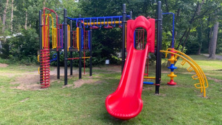 Parco giochi con scivolo e struttura per arrampicata a Vakantiepark Bonte Vlucht, a Utrecht, Paesi Bassi.