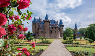 Et smukt slot omgivet af roser og en velholdt have, beliggende nær Doorn i Utrecht, Holland.